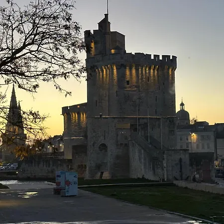 Les 3 Tours Et Parking Апартаменты *