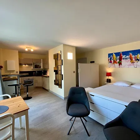 Les 3 Tours Et Parking Апартаменты *