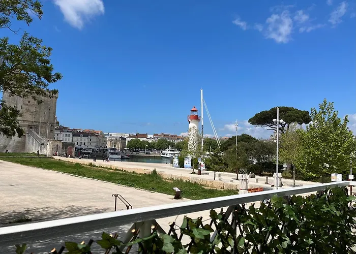 Les 3 Tours Et Parking *